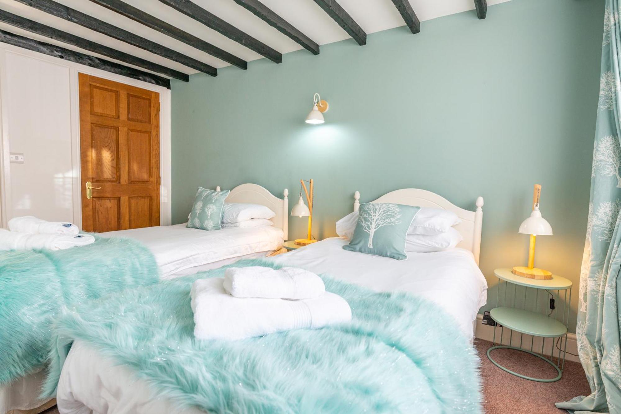 Valley Farm Holiday Cottages Аксмінстер Номер фото